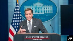 ARCHIVO - El portavoz del Consejo de Seguridad Nacional, John Kirby, habla durante una rueda de prensa en la Casa Blanca, el jueves 30 de noviembre de 2023, en Washington. 