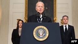 El presidente estadounidense Joe Biden habla en la Casa Blanca, el 10 de octubre de 2023, junto a la vicepresidenta Kamala Harris y el secretario de Estado, Antony Blinken. El gobierno de Biden alivió temporalmente algunas sanciones contra el gobierno de Venezuela.