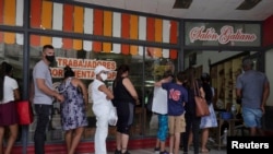 La medida podría afectar la capacidad adquisitiva de los cubanos que usan el dólar para comprar alimentos en tiendas que el gobierno abrió exclusivamente para transacciones con divisas.