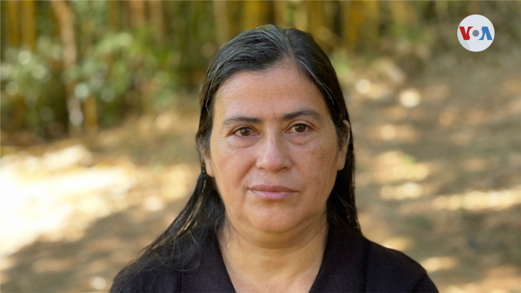 Sonia Tobar tenía 7 años cuando se convirtió en una desplazada a causa de la guerra. De no haber sido por que sus padres la sacaron días antes de El Mozote, su destino hubiese sido otro. A sus 44 años lamenta que la guerra le impidiera estudiar y desarrollarse, pues la Fuerza Armada incendió la municipalidad donde se encontraba su partida de nacimiento y jamás pudo inscribirse en una escuela.