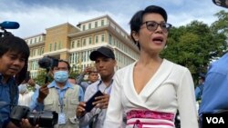 Cambodian American advocate Seng Theary arrives at the Phnom Penh Municipal Court on November 26, 2020. (Aun Chhengpor/VOA Khmer)