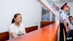 Sayragul Saytbay, warga China etnis Kazakh dan mantan pegawai negeri, saat menjalani persidangan di Kota Zharkent di Kazakhstan dengan tuduhan menyeberangi perbatasan secara illegal untuk bergabung dengan keluarganya, 13 Juli 2018. (Foto: AFP)
