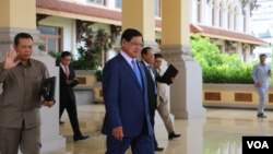 ឯកឧត្តម ស ខេង ដើរចេញពីវិមានរដ្ឋសភាបន្ទាប់ពី កិច្ចប្រជុំពេញអង្គពិភាក្សានិងអនុម័តលើសេចក្តីស្នើច្បាប់ស្តីពីការបោះឆ្នោតជ្រើសតាំងសមាជិកព្រឹទ្ធសភាកាលពីថ្ងៃអង្គារ ទី២០ មិថុនា ២០១៧ វិមានរដ្ឋសភា ទីក្រុងភ្នំពេញ។ (កាន់ វិច្ឆិកា/VOA)