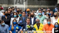 El líder de la oposición venezolana, Juan Guaidó, durante una conferencia de prensa en la sede del partido Acción Democrática, en Caracas, el 17 de junio de 2020.