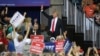 President Donald Trump saluda mientras deja un mítin político, el 20 de junio de 2018, en Duluth, Minnesota.