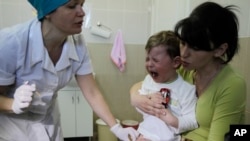 Seorang anak menerima vaksin di rumah sakit anak di Kyiv, Ukraina, 23 April 2013. (Foto: dok).