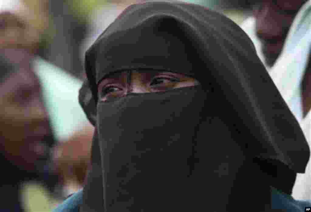 L'armée nigériane indique que plus de 200 lycéennes enlevées depuis mi-avril seront très prochainement libérées à la suite de l'accord de cessez-le-feu conclu avec le Boko Haram. Pendant ce tamps, un juge nigerian annonce l'interdiction du port du voile à Lagos.