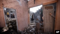Palestinci pored izbegličkog kampa u Kan Junisu srušenog u izraelskom bombardovanju 1. decembra 2023. (foto: AP/Mohammed Dahman)
