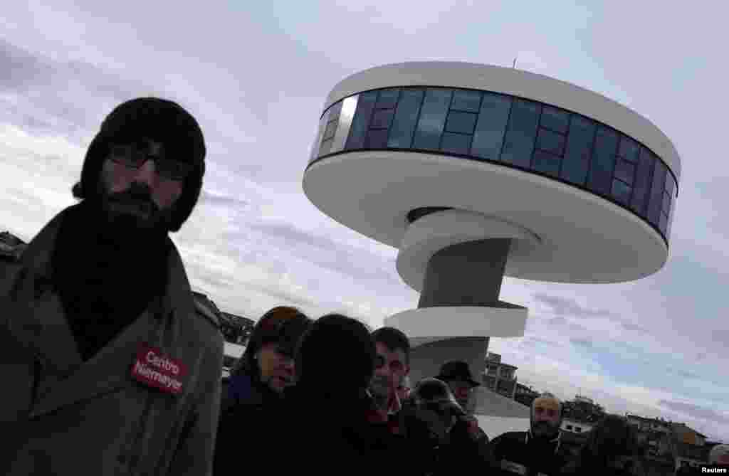 Members of the "Yo apoyo al Centro Cultural Internacional Oscar Niemeyer" (I support the Oscar Niemeyer International Cultural Center) association gather to pay tribute to architect Oscar Niemeyer in Aviles, Spain, December 6, 2012.