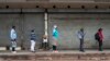 Dans les taudis de Khayelitsha, en Afrique du Sud, un confinement bien illusoire