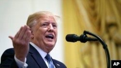 La invitación de Nancy Pelosi para que el presidente Donald Trump ofrezca su versión en las investigaciones de juicio político llega en la segunda semana de audiencias públicas en el Comité de Inteligencia de la Cámara de Representantes.
