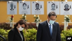 La exministra de Salud de Perú, Pilar Mazzetti, y el entonces presidente del país andino, Martín Vizcarra, durante una ceremonia en honor al personal sanitario, en Lima, el 13 de agosto de 2020.