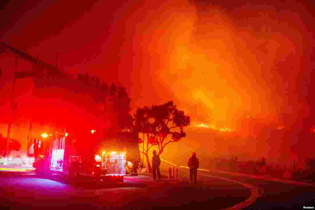 Pese a los esfuerzos de más de 700 bomberos, las llamas del incendio que se registra en Malibú no han sido controladas. 