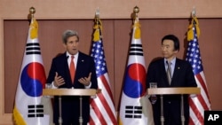美国国务卿克里（左）4月12日在首尔与韩国外交通商部部长尹炳世联合举行记者会