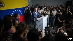 El candidato opositor, Manuel Rosales, que lograr inscribirse habla durante conferencia de prensa el 26 de marzo de 2024 en Caracas. Al movimiento de oposición aglutinado alrededor de la candidata María Corina Machado se le bloqueó su inscripción.
