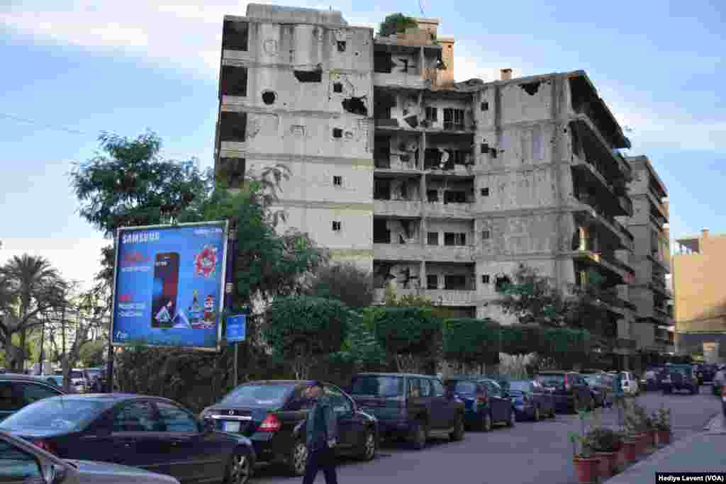 Geleneksel mimarinin son temsilcileri olan terkedilmiş binaların bir kısmı hala ayakta kalırken bir kısmı zamana yenik düşmüş ve otopark haline gelmiş. 