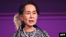 លោកស្រី អង់ស៊ាន ស៊ូជី ថ្លែង​នៅ​ក្នុង​វេទិកា​ធុរកិច្ច​មួយ​ ក្នុង​ប្រទេស​សិង្ហបុរី កាលពី​ថ្ងៃទី១២ ខែវិច្ឆិកា ឆ្នាំ២០១៨។