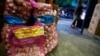 Bawang putih yang diimpor dari China dijual di sebuah pasar tradisional di Jakarta, 3 Februari 2020. (Foto: Ajeng Dinar Ulfiana/Reuters)