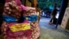 Bawang putih yang diimpor dari China dijual di sebuah pasar tradisional di Jakarta, 3 Februari 2020. (Foto: Reuters)