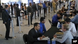 Para pencari kerja AS menghadiri bursa kerja di Miami, negara bagian Florida (foto: dok). Jumlah warga Amerika yang mengajukan permohonan tunjangan pengangguran turun dari pekan sebelumnya. 