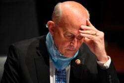 El representante por Texas, Louie Gohmert, estudia anotaciones durante una audiencia del Comité Judicial de la Cámara Baja, el martes 28 de julio de 2020, en Washington.