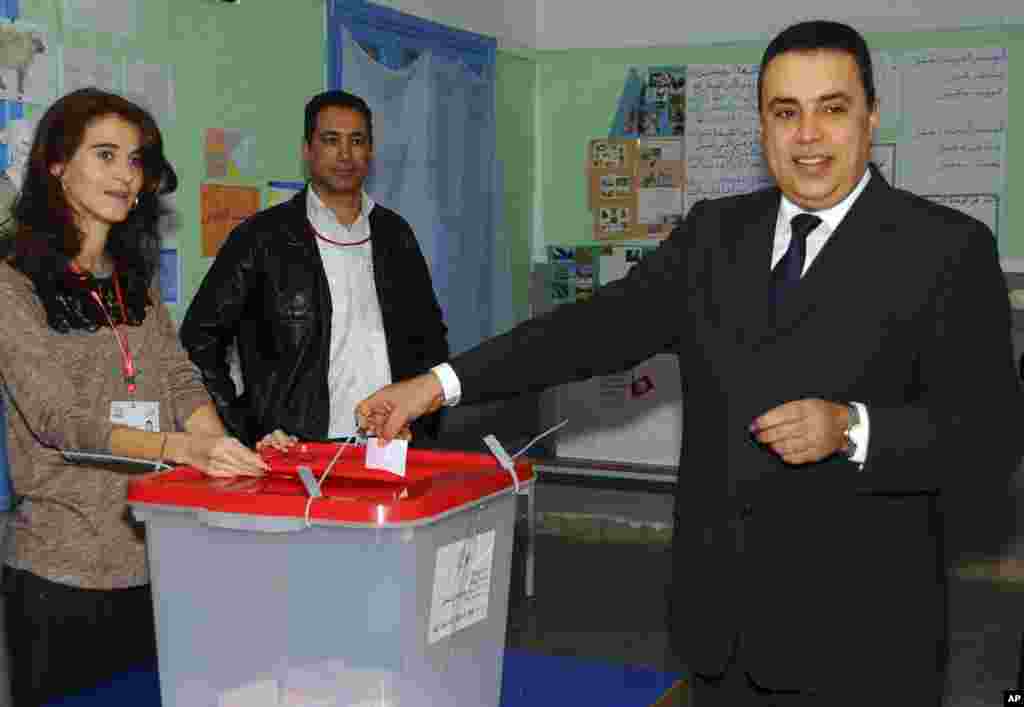 Tunisian former Prime Minister, Mehdi Jomaa, casts his ballot in Sidi Bou Said, on the outskirts of Tunis, Tunisia, Sunday, Dec, 21, 2014.