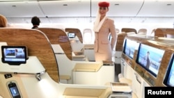 Seorang pramugari maskapai Emirates Airlines siap melayani penumpang (foto: ilustrasi). 