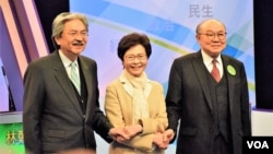 2017年3月14日，三名香港特首选举候选人曾俊华(左起)，林郑月娥及胡国兴出席电视辩论( 美国之音汤惠芸拍摄)
