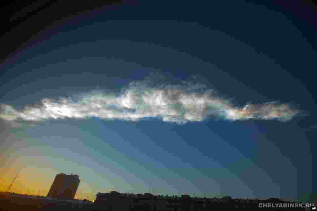2013年2月15日,俄罗斯车里雅宾斯克上空见到的陨石尾迹。(图片由Chelyabinsk.ru提供)