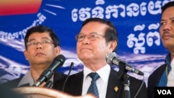 លោក ​កឹម សុខា ​​ប្រធាន​ស្តីទី​នៃ​គណបក្ស​សង្គ្រោះជាតិ​ បានចេញ​មុខ​ជា​សាធារណៈ​លើក​ដំបូង​បង្អស់​ ​នៅ​​ព្រឹក​ថ្ងៃ​សុក្រ ទី​០៩ ខែ​កញ្ញា ឆ្នាំ​២០១៦ ក្រោយ​ពី​​ស្នាក់​នៅ​ក្នុង​ទីស្នាក់ការ​គណបក្ស​សង្គ្រោះជាតិ​ជា​ច្រើន​ខែ​​ ដើម្បី​គេច​ពី​ការ​ចាប់​ខ្លួន​។ ​(​ឡេង ឡែន/VOA)
