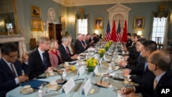 Menlu Rex Tillerson, kiri tengah, bertemu dengan Anggota Dewan Negara China Yang Jiechi dan Fang Fenghui pada pertemuan diplomatik dan dialog keamanan di Deplu AS di Washington, Rabu, 21 Juni 2017 (foto: AP Photo/Cliff Owen)
