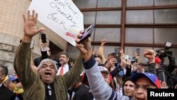 Partidarios del diputado opositor Juan Guaidó celebran un mitin frente a la embajada de Venezuela en Washington DC, en mayo de 2019.