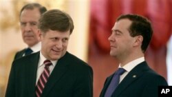 Maykl Makfol prezident Dmitriy Medvedevga shu yilning 22-fevralida ishonch yorlig'i topshirgan 
