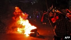 Manifestantes exigen la renuncia del presidente paraguayo Mario Abdo Benítez, frente al Congreso en Asunción, el 5 de abril de 2021.
