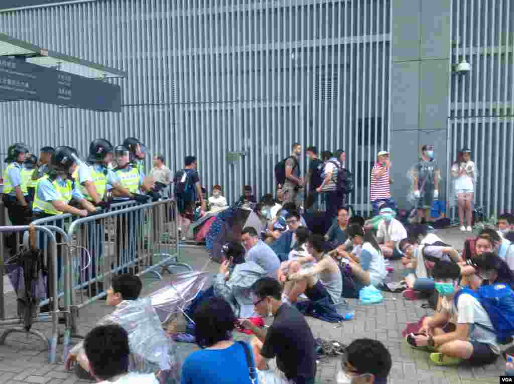 港人聲援佔中抗拒警方封鎖中環金鐘多處癱瘓(美國之音海彥拍攝)