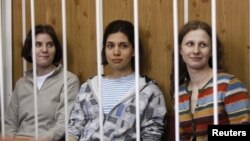 Tiga anggota band punk perempuan Rusia, Pussy Riot, dari kiri: Yekaterina Samutsevich, Nadezhda Tolokonnikova dan Maria Alyokhina hadir di pengadilan Moskow (foto: dok). 