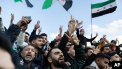 Moun asiste yon rasanbleman pou fete dechoukay Prezidan Siryen Bashar Assad sou pouvwa a, nan vil Aten, peyi La Gres, 8 Desanm, 2024.