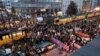 Demonstran memblokir jalan selama protes menentang keputusan Pengadilan Konstitusional Polandia yang memperketat larangan aborsi, di Warsawa, Polandia, 26 Oktober 2020.