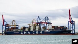 រូប​ឯកសារ៖ នាវា CMA CGM Symi កំពុង​ចត​​នៅ​កំពង់ផែ​ក្រុង Valencia ប្រទេស​អេស៉្បាញ ថ្ងៃទី ២២ ខែតុលា ឆ្នាំ២០២៣។