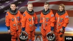 Empat awak Atlantis yang akan menjalankan misi terakhir pesawat ulang alik, dari kiri: Chris Ferguson, pilot Doug Hurley, Rex Walheim, dan Sandy Magnus.