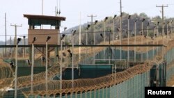 2013年3月16日关塔纳摩湾美军基地的外面