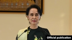 ဒေါ်အောင်ဆန်းစုကြည် မြန်မာနှစ်သစ်ကူး မိန့်ခွန်းပြောကြားနေစဉ် (ဧပြီလ ၁၈ ရက်)