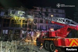 El personal de emergencia trabaja en un edificio destruido luego de un ataque con misiles rusos, en medio del ataque de Rusia a Ucrania, en Kryvyi Rih, Ucrania, el 5 de marzo de 2025.