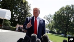 "Estamos echando a las personas, todas estas personas que han venido ilegalmente durante los años", dijo el presidente Donald Trump a la prensa.