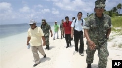 菲律賓國會議員日前與軍方官員登上有主權爭議的中業島(資料圖片)