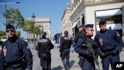 Des policiers déployés aux Champs-Elysées où un des leurs camarades a été tué à trois jours de l'élection présidentielle, à Paris, France 21 avril 2017. 