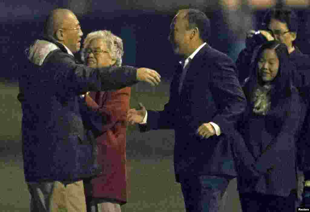 Kenneth Bae (L) reunites with his family at U.S. Air Force Joint Base Lewis-McChord in Fort Lewis, Washington, Nov. 8, 2014.