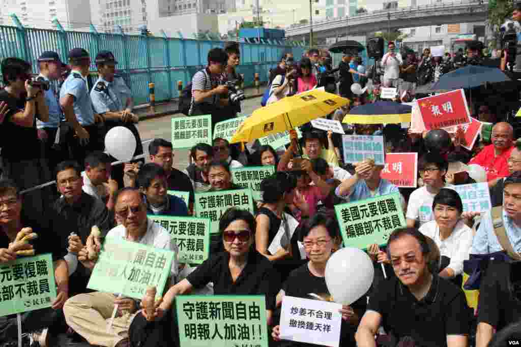 香港记者协会等8个传媒组织在明报工业中心外集会,声援明报员工,要求明报撤回解雇决定,并呼吁各界一同守护守护新闻自由及明报(2016年5月2日,美国之音海彦拍摄)