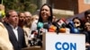 La aspirante presidencial opositora, María Corina Machado, rodeada de dirigentes de diversos partidos políticos de la oposición.