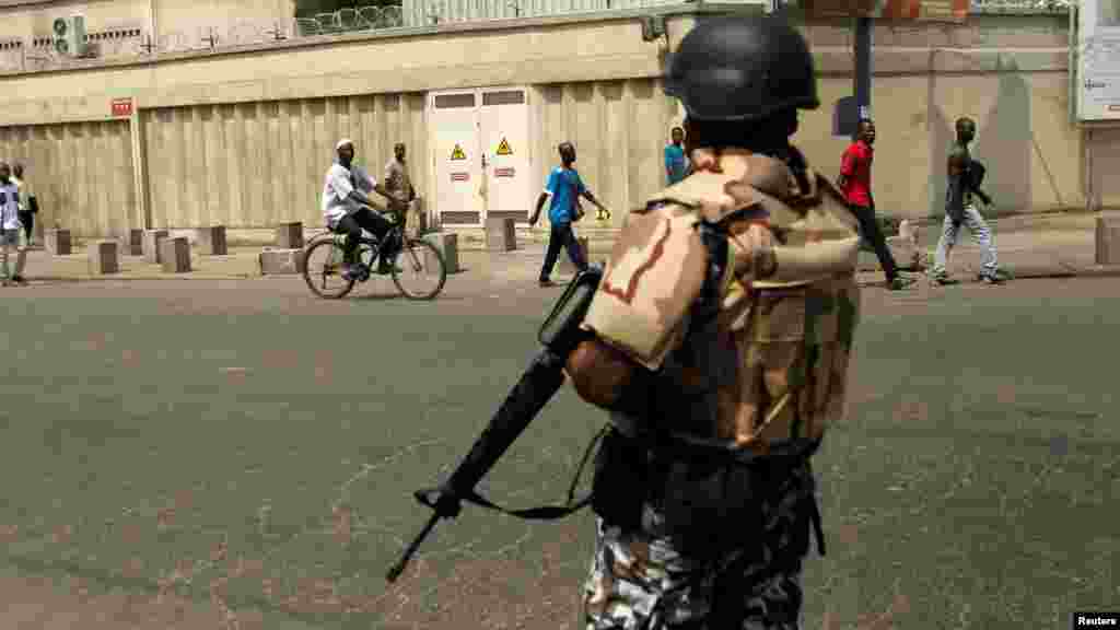 Un soldat monte la garde dans le port d'Abidjan, en Côte d'Ivoire le 18 janvier 2017.